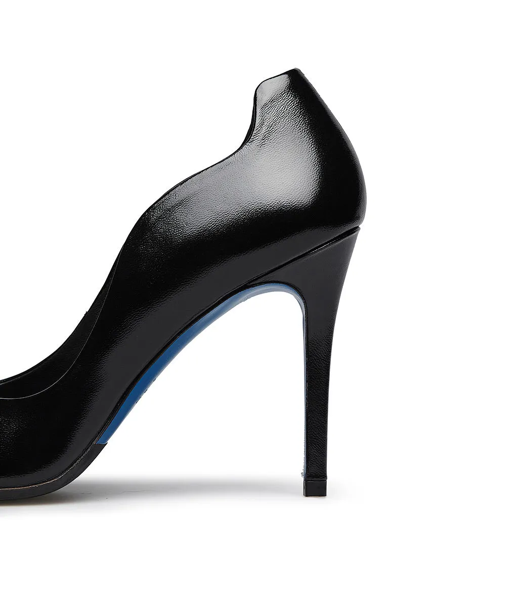 Black shiny leather wave pump